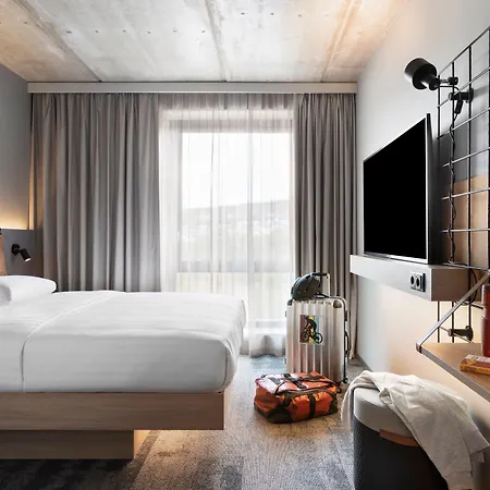 Moxy 4*