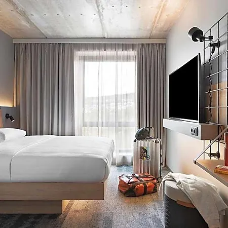 Moxy 4*